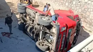 Parked Straw-Laden TIR Plunges into Stream After Rolling Off in Kastamonu