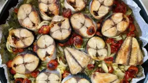 Seasonal Catch: How Oven-Baked Bonito and Traditional Aegean Accompaniments Define the Autumn Table