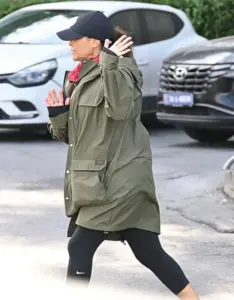 Unexpected Escape: Hülya Avşar Surprises Reporters with a Sudden Sprint on the Tarabya Coast
