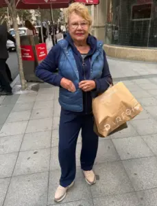 Veteran Actress Nevra Serezli Shares Nostalgia During Nişantaşı Visit, Praises ‘Stress-Free’ Atmosphere of Her Current Television Set